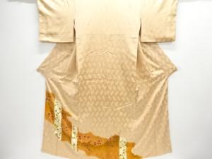 逆雲取りに草花模様五つ紋色留袖